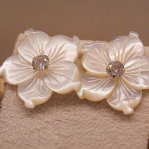 Brinco Flor de Madrepérola ponto de luz