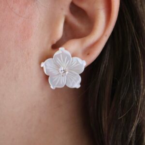 Brinco Flor de Madrepérola ponto de luz