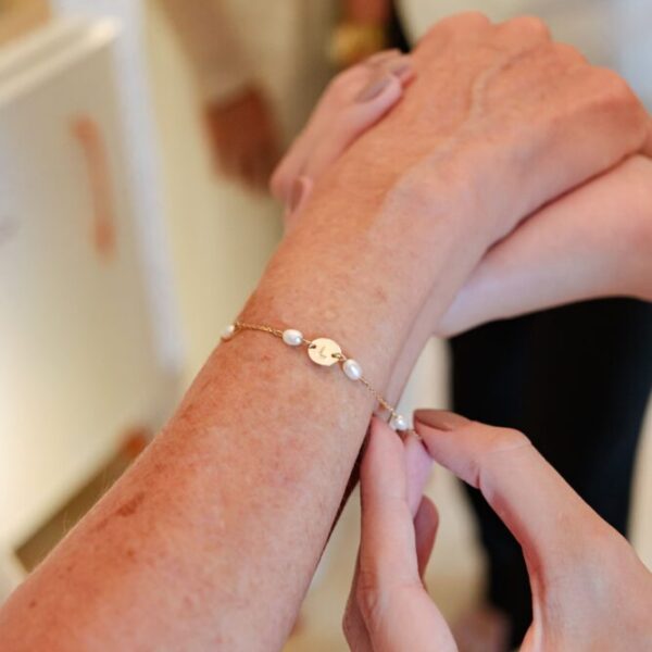 Pulseira letra e pérolas Ouro 18K