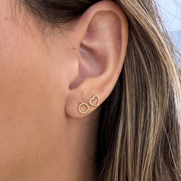 Brinco coração vazado com bolinhas em ouro 18k - Image 2