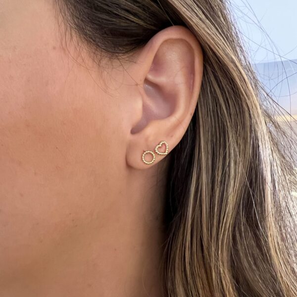 Brinco coração vazado com bolinhas em ouro 18k - Image 3