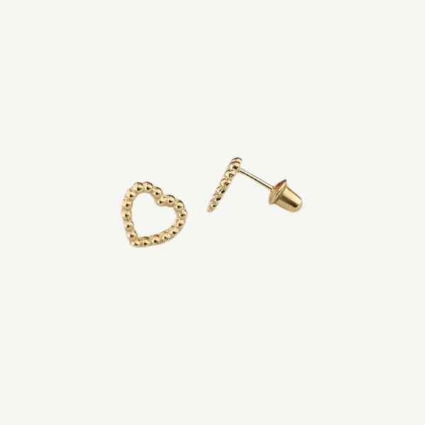Brinco coração vazado com bolinhas em ouro 18k