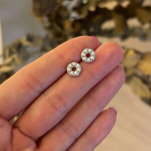 Brinco mini pérolas em prata 925