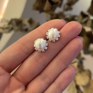 Brinco stud pérolas e pedras brancas em prata 925