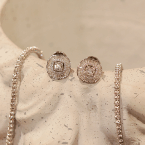 Brinco Stud Quadrado com Pedrarias