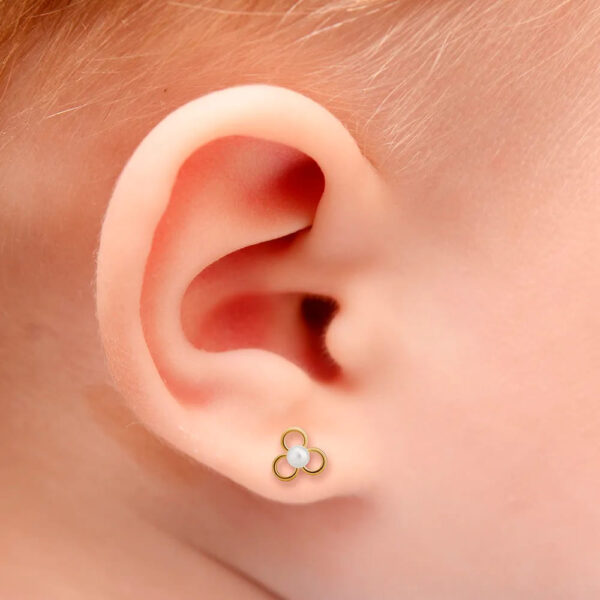 Brinco Baby Flor com pérola em ouro 18k - Image 2