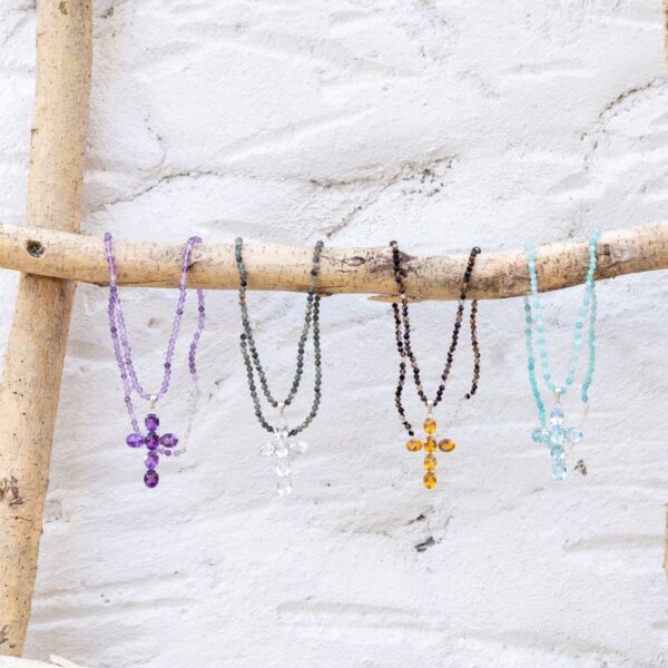 Colar com Cruz em Pedras Naturais