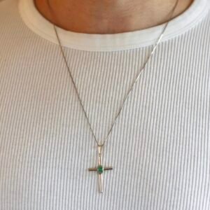Colar de Cruz com Esmeralda