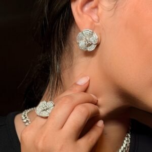 Brinco Camélia Cravejado com Cristais