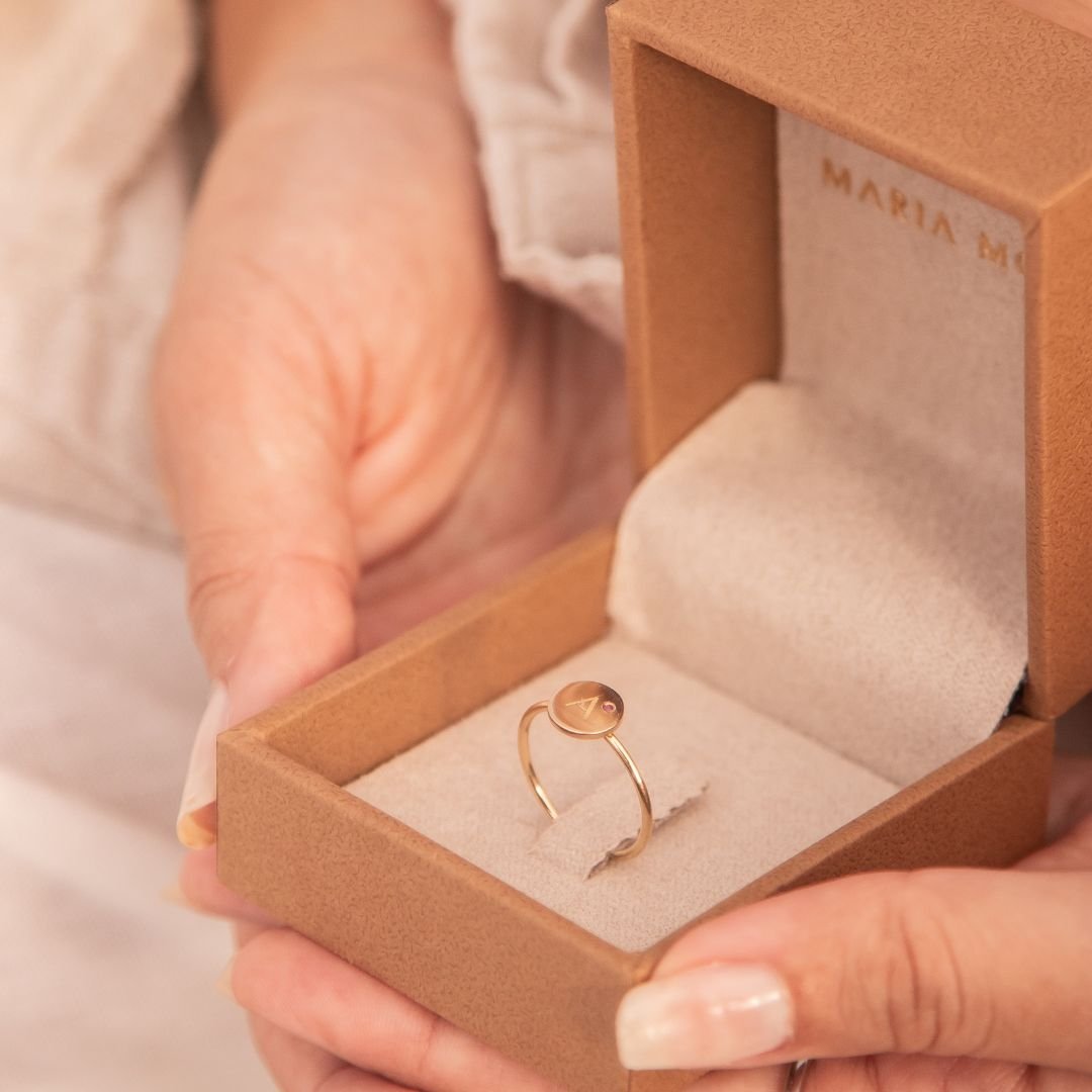 Anel Letra com Pedra em Ouro 18k