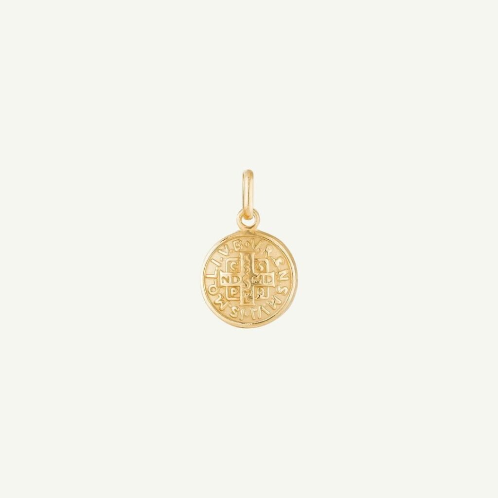 Pingente São Bento Mini em ouro 18k, medalha de cerca de 1 cm com argola