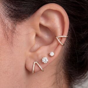 Brinco V Cravejado com Fake Piercing V Cravejado