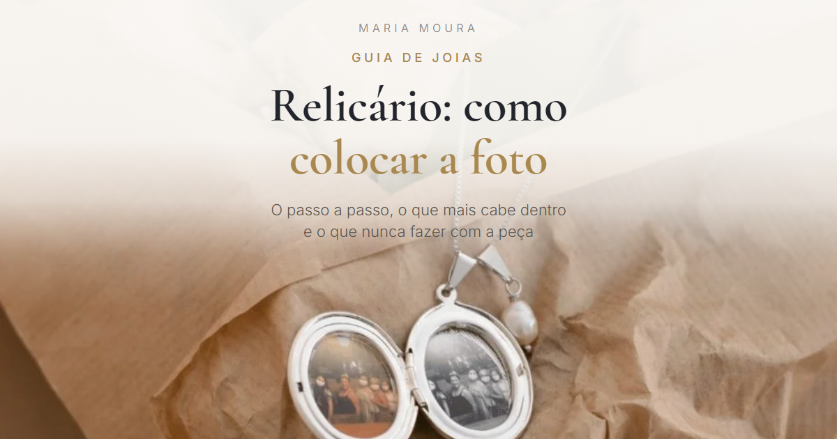 Relicário oval de prata aberto sobre papel kraft, mostrando duas fotografias antigas no interior