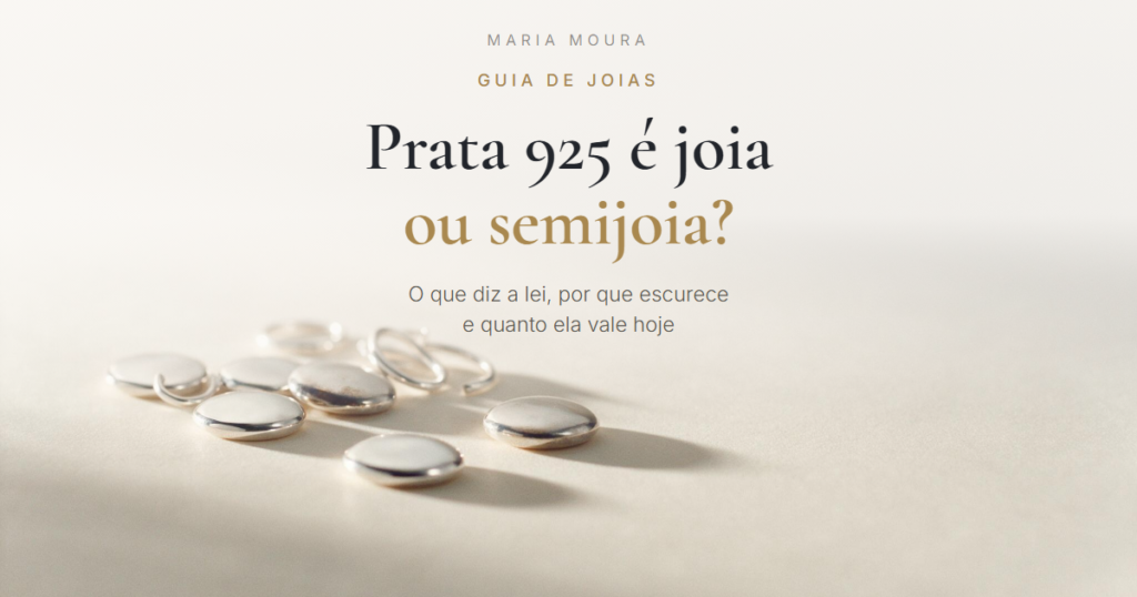 Capa do guia sobre prata 925 da Maria Moura Joias, com elementos de prata soltos sobre fundo off-white